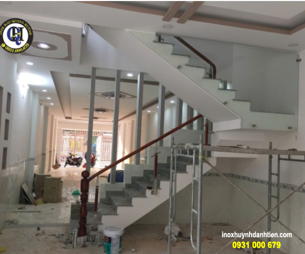 Cầu Thang Kính Inox 304 Đồng Nai– Mẫu Hiện Đại Cho Nhà Phố