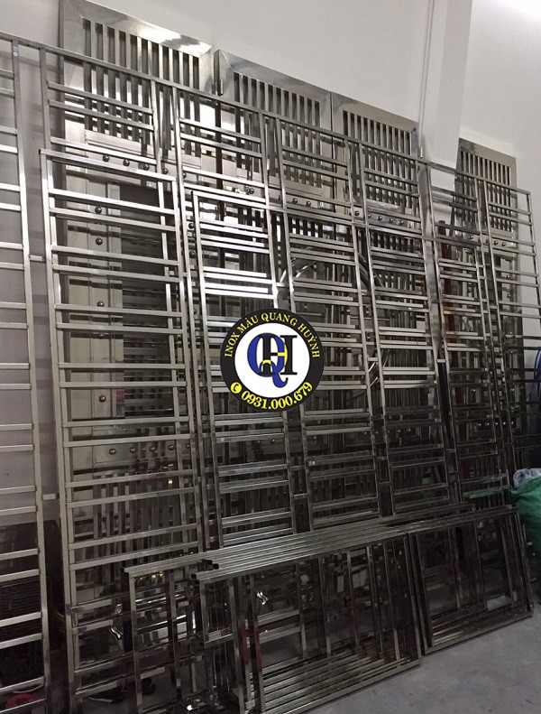 Bông bảo vệ inox Bình Chánh 0931 000 679 – Chuyên thiết kế và gia công các loại khung, bông bảo vệ cửa sổ, ban công bằng inox 304 cao cấp. Sản phẩm có độ bền vượt trội, chống gỉ sét, thiết kế hoa văn hiện đại, tinh tế, đảm bảo an toàn tuyệt đối cho ngôi nhà. Dịch vụ thi công trọn gói, nhanh chóng, thẩm mỹ cao với mức giá cạnh tranh nhất tại khu vực Bình Chánh. Liên hệ 0931 000 679 để được tư vấn đo đạc và báo giá tận nơi!