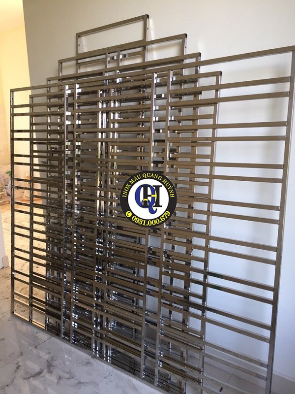 Bông bảo vệ inox Bình Chánh 0931 000 679 – Chuyên thiết kế và gia công các loại khung, bông bảo vệ cửa sổ, ban công bằng inox 304 cao cấp. Sản phẩm có độ bền vượt trội, chống gỉ sét, thiết kế hoa văn hiện đại, tinh tế, đảm bảo an toàn tuyệt đối cho ngôi nhà. Dịch vụ thi công trọn gói, nhanh chóng, thẩm mỹ cao với mức giá cạnh tranh nhất tại khu vực Bình Chánh. Liên hệ 0931 000 679 để được tư vấn đo đạc và báo giá tận nơi!