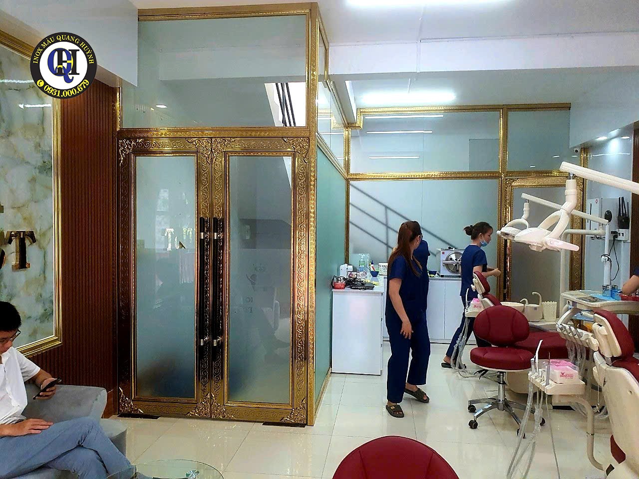 Mẫu Cửa Kính Inox Mạ Vàng Bình Dương Sang Trọng - Hiện Đại