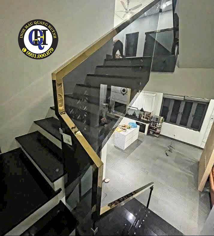 Mẫu Cầu Thang Kính Đẹp 2026 – Xu Hướng Nhà Phố Dĩ An Bình Dương