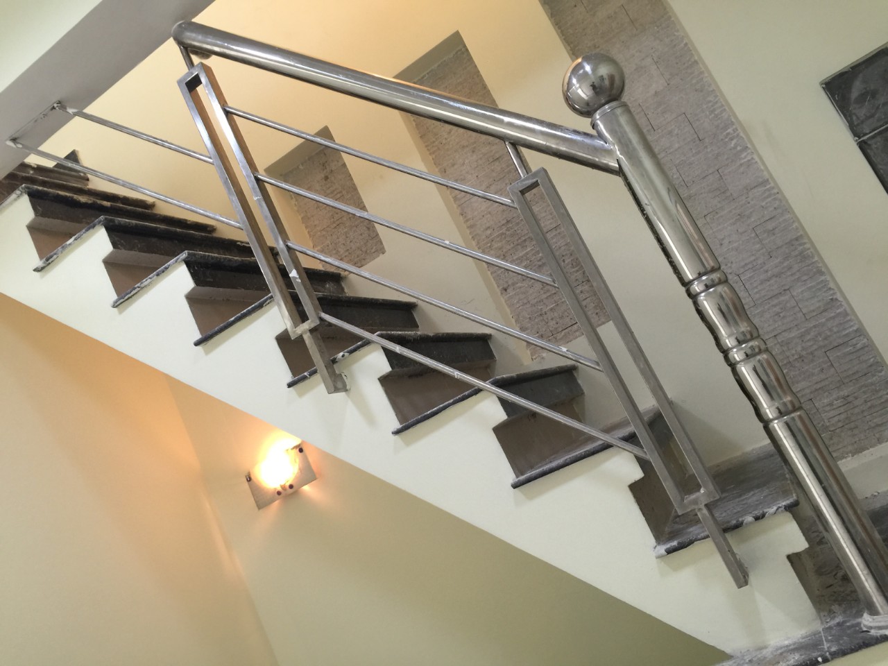Cầu Thang Inox Mạ Vàng PVD Cao Cấp Tại Thủ Dầu Một Uy Tín
