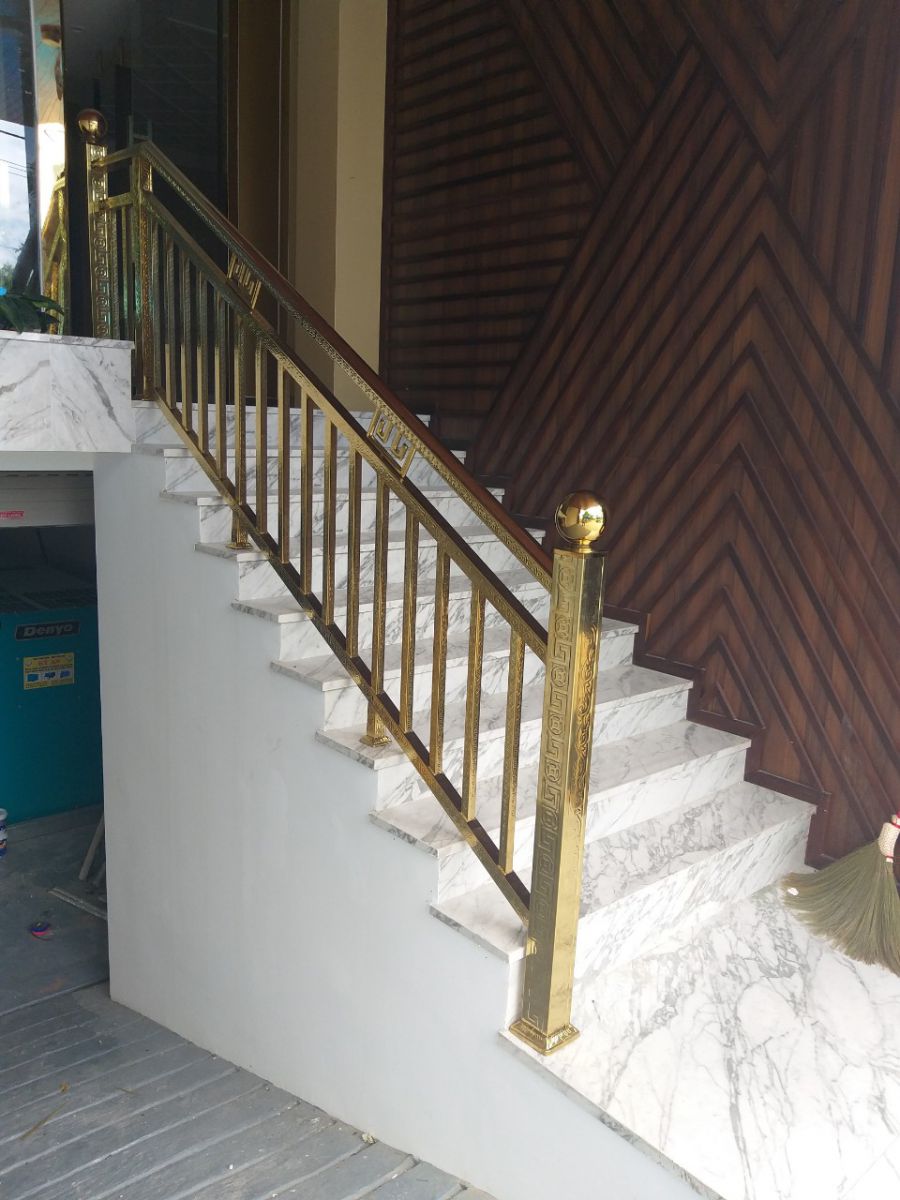 Mẫu Cầu Thang Inox Mạ Vàng PVD Đẳng Cấp Tại Đồng Xoài